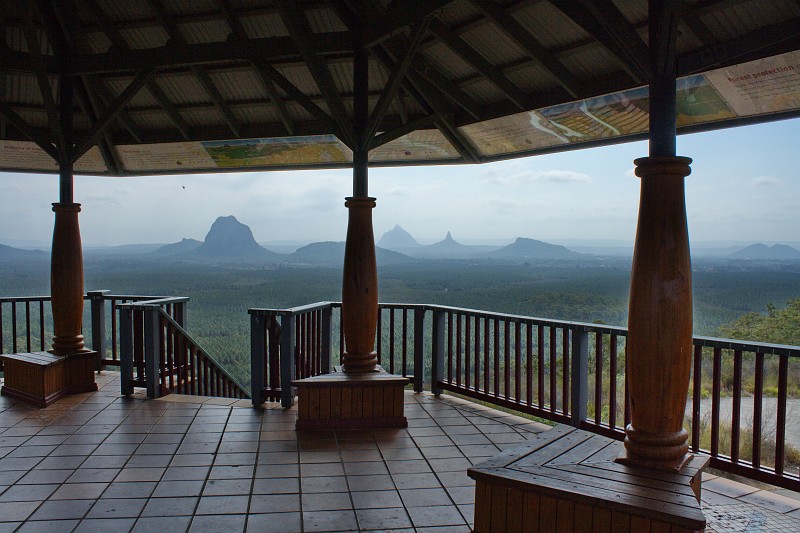 2009-11-06 22-04-43_1.jpg - Die "Glashouse Mountains" im Dunst versteckt, das war zwei Jahre vorher schöner!